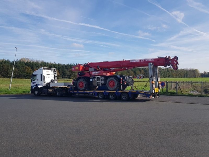 Transport de grues de levage sur remorques surbaissées - Convoi exceptionnel